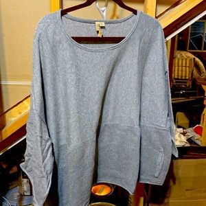Stylist grey sweater with pockets